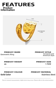 Détail de la bague géométrique en acier doré avec texture martelée et dimensions