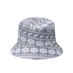 Détail du bob gris avec imprimé ethnique d'éléphants et motifs floraux blancs
