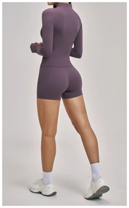 Détail de la veste de yoga violette et du short moulant vus de dos pour le sport