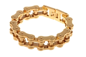 Detail eines 18K vergoldeten Edelstahl-Fahrradkettenarmbands für Herren mit Verschluss