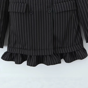 Blazer à rayures pour femme avec double boutonnage et un ourlet à volants très élégant