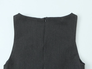 Détail d'une robe sans manches gris foncé avec fermeture éclair invisible au dos