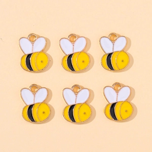 Detailansicht von sechs süßen Bienen-Emaille-Anhängern mit Vergoldung für DIY-Schmuck