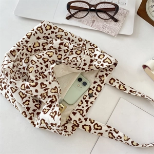 Detailansicht der Canvas-Tasche mit Leoparden-Herz-Muster, Magnetverschluss und Innenfach