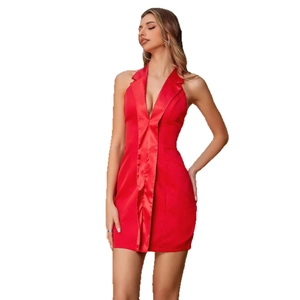 Robe rouge sans manches en satin avec décolleté en V profond et col à revers