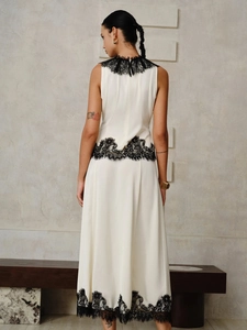 Robe longue blanche sans manches élégante avec bordure en dentelle noire vue de dos