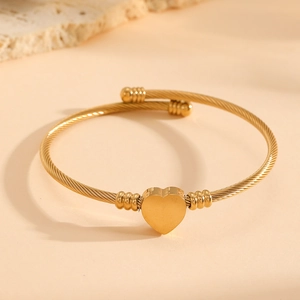 Bracelet jonc ouvert en fil d'acier inoxydable avec breloque cœur dorée élégante