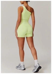 Vue arrière d'un ensemble brassière asymétrique et short de yoga vert fluo