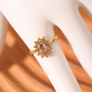 18K vergoldeter Edelstahl-Sonnenblumenring mit rosa Zirkon auf weißem Handmodell