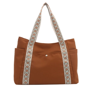 Borsa tote in nylon marrone con tracolle etniche colorate e tasca frontale con bottone