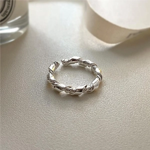 Detail of 925 sterling silver handmade knotted ring featuring a twisted rope design