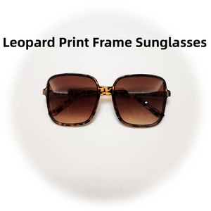 Detalle de gafas de sol cuadradas de gran tamaño con montura de leopardo y lentes té