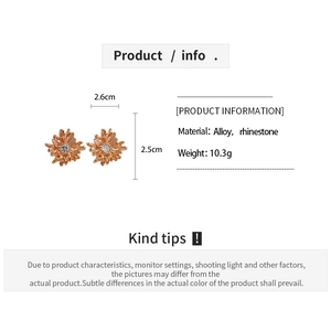 Detailed size specifications of 2.6cm gold daisy stud earrings with rhinestone