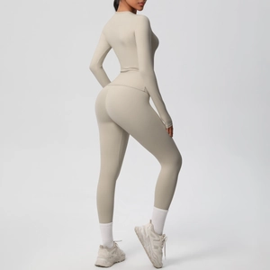 Vista posteriore di set yoga beige a maniche lunghe con tessuto modellante aderente