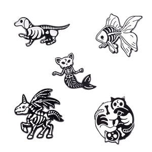 5-teiliges Set minimalistischer Emaille-Anstecknadeln mit Skeletten von Tieren und Einhorn
