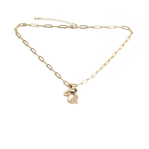 Collana a graffetta dorata con ciondolo a forma di gatto in zircone su sfondo bianco