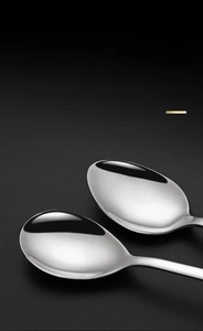 Close-up of polished 304 stainless steel spoons with smooth edges and mirror finish