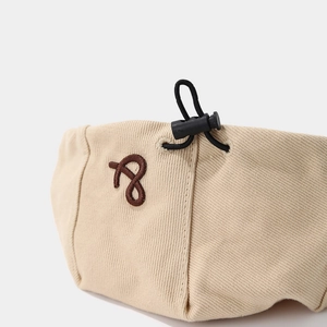 Béret enfant en coton beige avec cordon ajustable et broderie lettre R stylisée