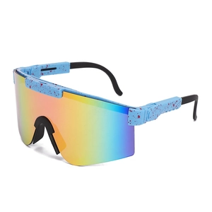 Hellblaue Radsport-Sonnenbrille mit Regenbogen-Verspiegelung und rotem Spritzmuster