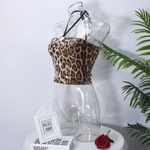 Détail du haut dos nu à sequins léopard avec design licou et tons dorés