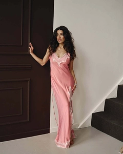 Détail d'une nuisette en satin rose avec bordure en dentelle blanche délicate