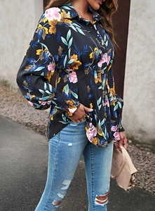 Détail du chemisier à imprimé floral avec poignets élastiques et coupe cintrée élégante