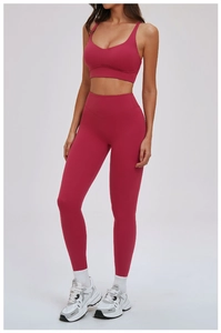 Ensemble de yoga bordeaux avec brassière col en V et legging taille haute porté par un mannequin