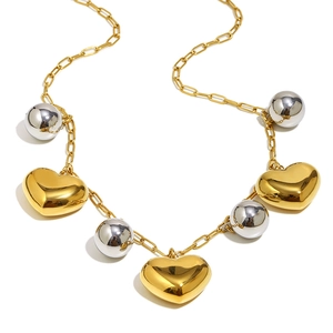 Collier en acier inoxydable plaqué or avec coeurs évidés dorés et perles argentées