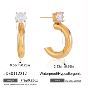 Details der Gold C-Form Edelstahlohrringe mit Zirkon inklusive Maßen und Gewicht