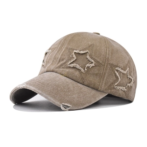 Nahaufnahme der Distressed-Baumwollkappe mit Stern-Patches und Details mit offenen Kanten