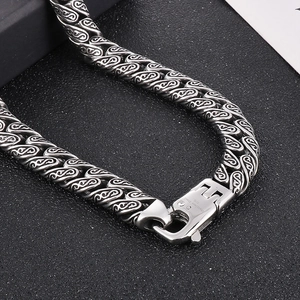 Macro view of 316L stainless steel interlocking chain with heavy-duty spring clasp