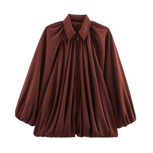 Chemisier en popeline marron foncé avec manches bouffantes et col montant zippé