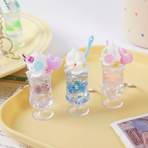 Lot de porte-clés miniature boisson glacée avec gobelets colorés et garniture de crème