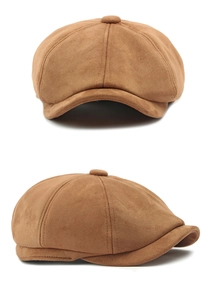Detalle de gorra de gamuza marrón que muestra las costuras y la suave textura de terciopelo