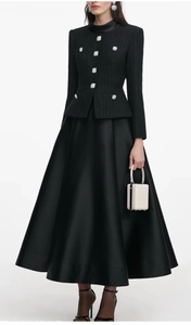 Détail d'une veste en tweed avec strass et ensemble jupe satinée avec sac blanc