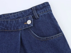 Vue détaillée du jean taille haute bleu foncé avec bouton argenté et coutures précises