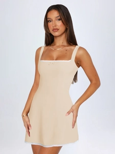 Abito beige attillato con finiture in pizzo e dettaglio fiocco per donna elegante