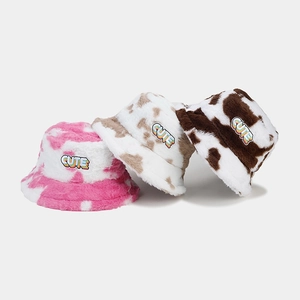 Chapeau bob en peluche motif vache avec patch CUTE en rose beige et marron