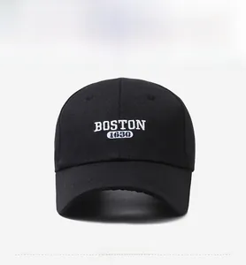 Vista frontale dettagliata del cappellino in cotone nero con ricamo bianco Boston 1630