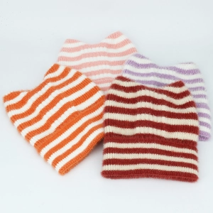 Flach liegende gestreifte Strickmützen mit Katzenohren in Rosa, Lila, Orange und Rot