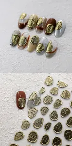 Gros plan détaillé des stickers ongles 3D dorés avec lettres et texture de sceau de cire