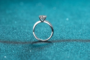 Side view of 925 silver ring featuring a round solitaire moissanite and four-prong setting