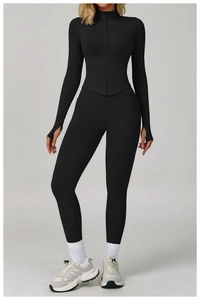 Détail de l'ensemble de yoga noir sans couture montrant la texture côtelée et les passe-pouces