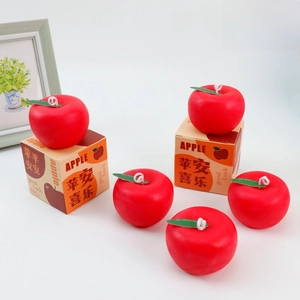 Velas aromáticas con forma de manzana roja realista y cajas de regalo festivas