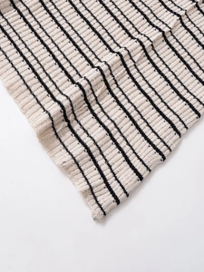 Gros plan sur le tissu en maille rayé noir et blanc avec texture gaufrée douce