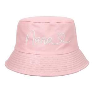 Chapeau bob en coton rose avec broderie Nana blanche et motif cœur sur fond blanc pur