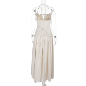 Détail d'une robe longue dos nu beige avec licou et cordon de serrage sur un mannequin