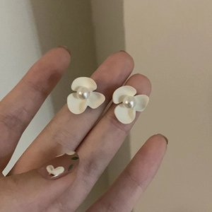 Boucles D'oreilles Puces Fleur Avec Accent Künstliche Perle Et Tige En Argent Élégant Bijoux Peints Floraux Pour Femmes