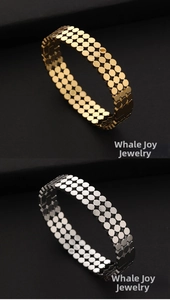 Détail de joncs vintage en métal plaqué or 18K et argent avec une texture de bracelet