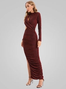Detail von Glitzerstrickkleid mit überkreuztem Ausschnitt, Raffung und hohem Schlitz